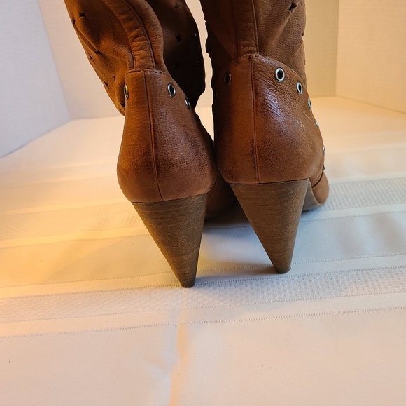 Guess Woman's High Heel Suede Boots, Size: 8.5 - Picture 15 of 16